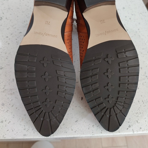 NEW Donald J Pliner Ankle Bootie Size 7 - Picture 9 of 9